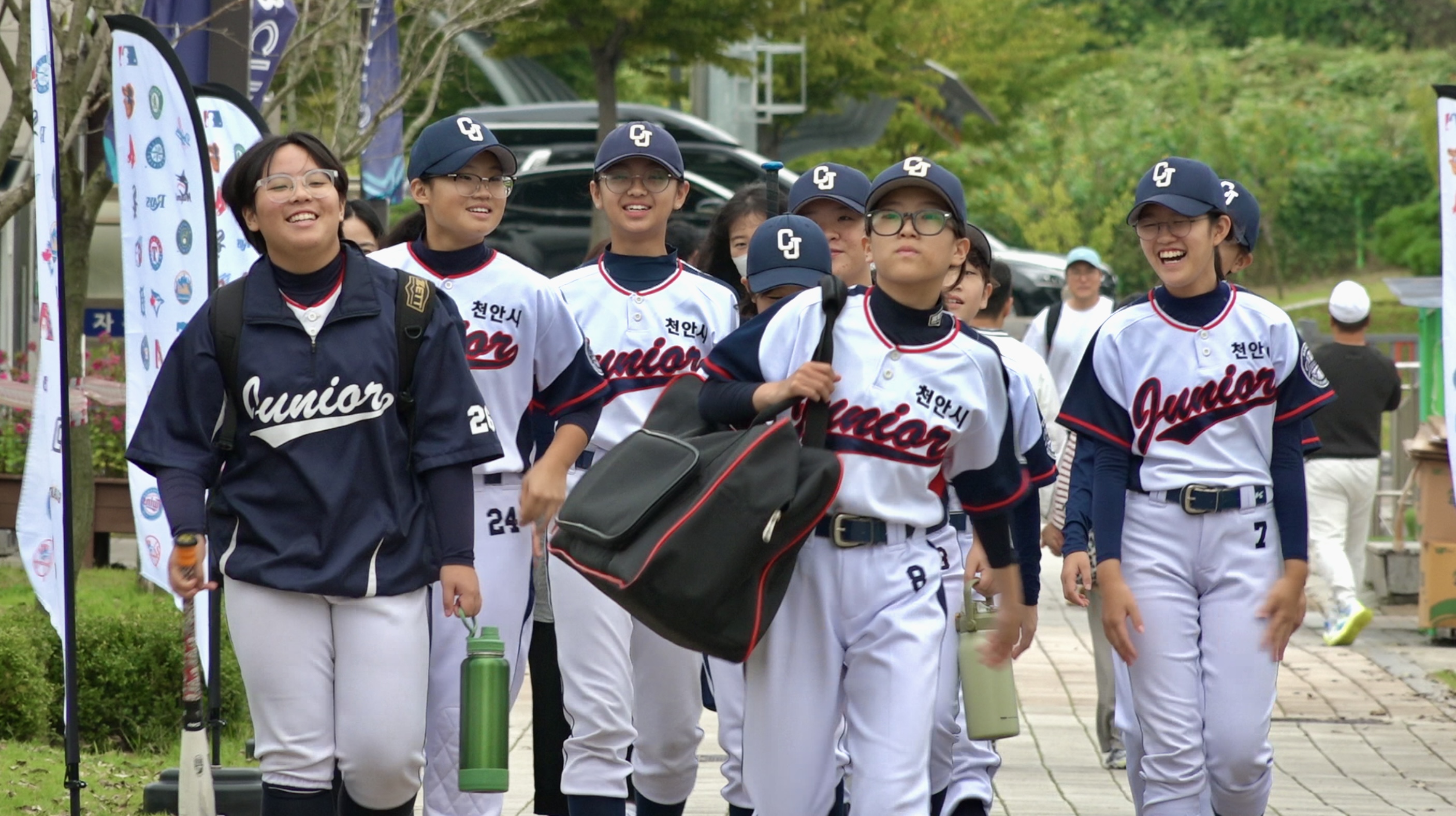 국내 유일 주니어 여자야구단, 남자팀과 맞붙다